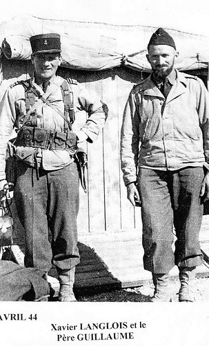 BM XI- 1944 avril- Tunisie- X Langlois et le père Guillaume Nabeul avant départ Italie