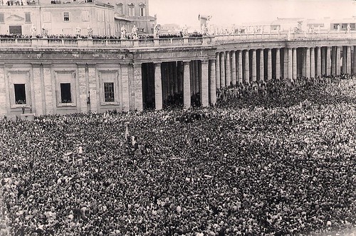 4 juin 1944, sur la place St Pierre noire de monde, les Romains acclament le pape et les alliés (photo OFIc, coll. Bongrand Saint Hillier)