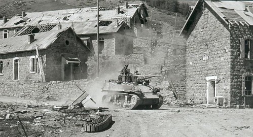 1945- Authion- Reconstitution de l'assaut de Cabanes-Vieilles par l'ECPAD.