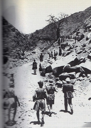 Erythrée 1941 mars - Keren-  de dos à droite, le général de Gaulle