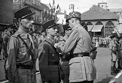 1942- Bir Hakeim- Après la sortie - septembre 1942 - Beyrouth - Benjamin Favreau, Roger Malfettes décorés par le général de Gaulle