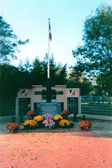 11 novembre 2002 - Fleurissement du Memorial national de la 1ère DFL à Hyères - Fonds Pierre Tropet