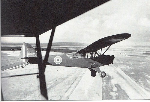 RA- Piper cub en vol-  ECPA-  La Campagne d’Italie 1943-1944 Artilleurs et fantassins français. Henri de Brancion. Presses de la Cité