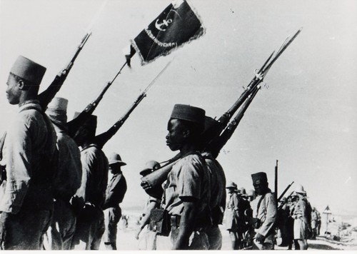 BM 2 - Syrie- 1941 - 14 juillet- Défile à  Deir Atyie  et fanion du BM 2 - Fonds Amiel