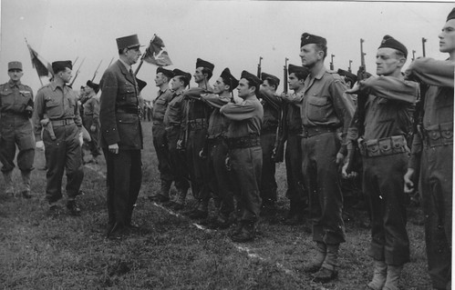 BM 24- 1945 - Chelles- Général de Gaulle et Coffinier commandant le Bataillon de marche n° 24