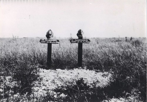 39- BM 2 1945 Devant Royan- tombes allemandes - Fonds Amiel
