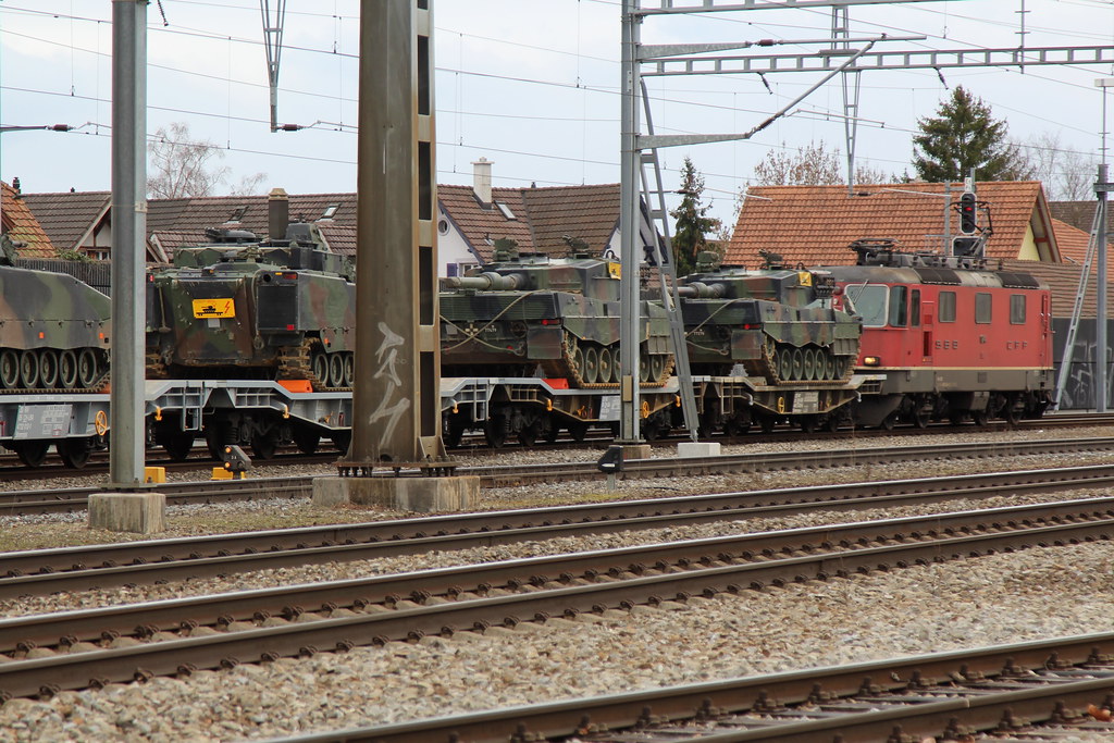 Kampfpanzer Leopard II der schweizer Armee ( Breite 3.54 m ) verladen auf G&uuml;terwagen Slmmnps - y ( Breite Ladefl&auml;che 3.15 m ) unterwegs mit Panzerzug 69031 B.iel - T.hun GB am Bahnhof Ostermundigen bei Bern im Kanton Bern der Schweiz