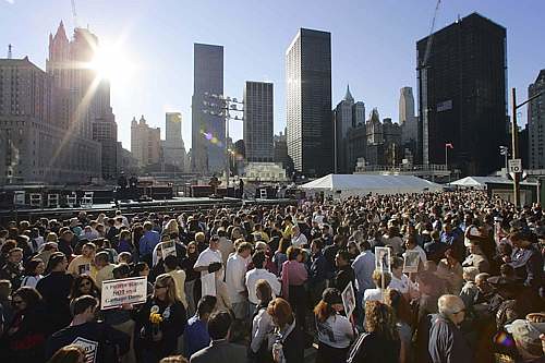 Il sole sorge su Ground Zero l'11 settembre 2006 sulla folla radunata per le celebrazioni del 5° anniversario dell'attentato alle Tori Gemelle (Afp)