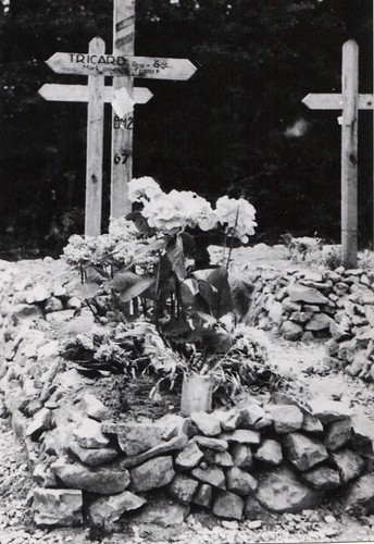 50- 29 juin 45- BM 2- Cimetière de Retaud - Tombe du sergent Guy Tricard -Fonds Amiel