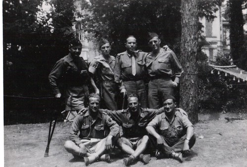 66 - 1945-65- 1945 - BM 2- Hopital de Sainte - s Lt VALLI et Lt MUFFRAGI (compagnon de la Libération)  - Fonds Amiel