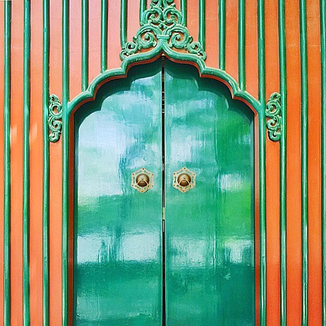 The art of being wise is the art of knowing what to overlook.&mdash;William James @ Beihai Park(北海公园) / Chinese door PC: @stefaniroshinta Selected by: @jeanne.s96
