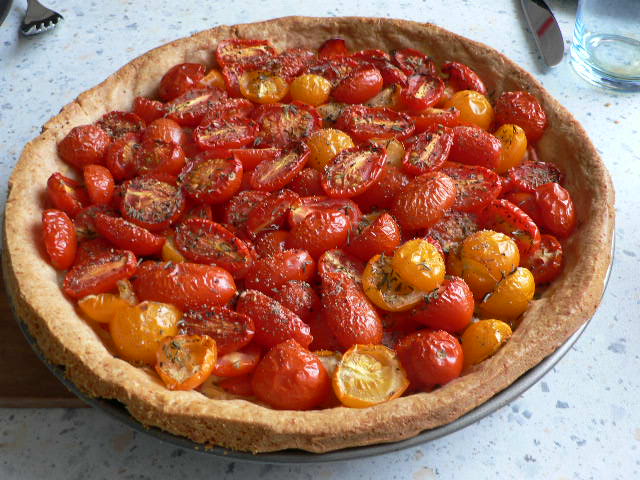 Tomato tart with cheese crust